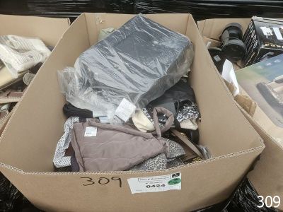 une boîte en carton remplie de vêtements et d'autres articles