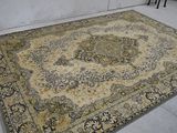 un grand tapis posé au sol dans une pièce