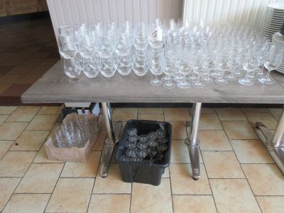 une table sur laquelle sont posés de nombreux verres à vin