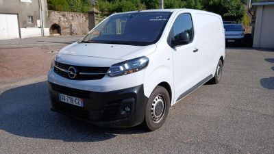 une camionnette blanche garée dans un parking
