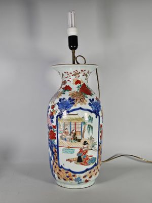 une lampe posée sur une table sur laquelle se trouve une photo