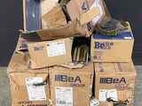une pile de boîtes empilées les unes sur les autres