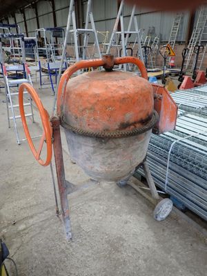 un grand pot orange posé sur un support métallique