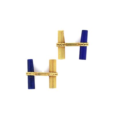 une paire de boutons de manchette en or et lapis-lazuli, ornés d'une pierre de lapis-lazuli bleue