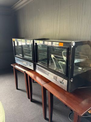 deux fours posés sur une table dans une pièce