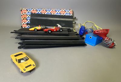une petite voiture jaune, une petite voiture jaune, une petite voiture bleue, une petite voiture rouge, une petite voiture noire et une petite voiture bleue