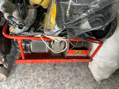 un chariot rouge rempli d'outils et d'autres objets