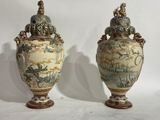 deux vases posés l'un à côté de l'autre sur une table
