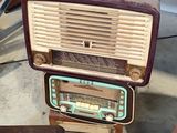 an old radio sitting on top of a wooden table