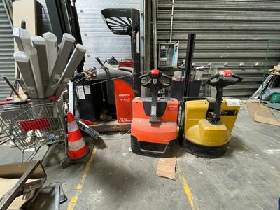 de nombreux types différents de chariots élévateurs dans un entrepôt