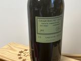 une bouteille de vin posée sur une caisse en bois