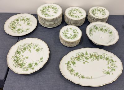 plusieurs assiettes posées sur une table