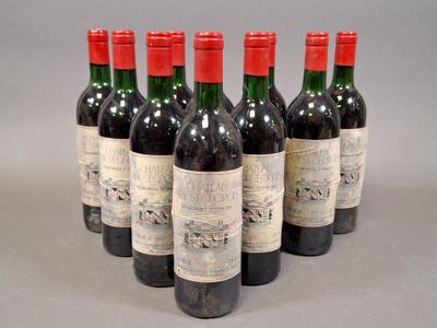 six bouteilles de vin alignées sur une table