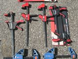 de nombreux outils posés sur le sol