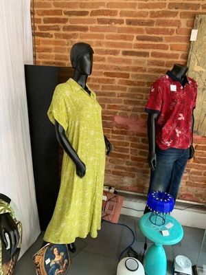 deux mannequins debout l'un à côté de l'autre dans une pièce