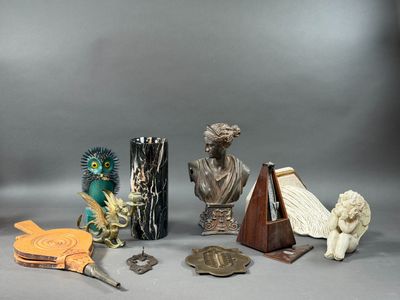 un grand nombre d'objets différents posés sur une table