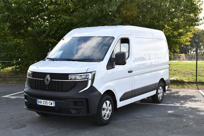 une camionnette blanche garée dans un parking