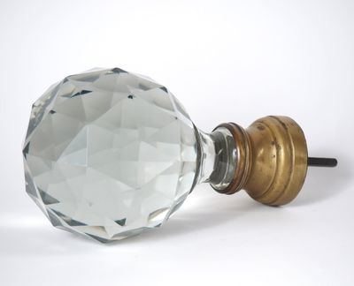 une poignée de porte en verre avec une poignée dorée sur fond blanc