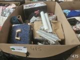 une boîte en carton remplie d'objets hétéroclites sur le sol