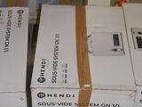 trois cartons contenant du matériel électronique posés par terre