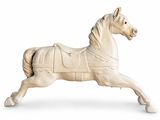 une statue blanche représentant un cheval sellé