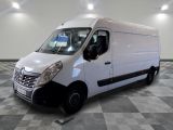 la photo d'une camionnette blanche garée dans une pièce