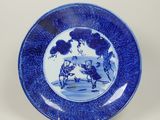 une image représentant une assiette bleue et blanche sur laquelle figure un homme à cheval