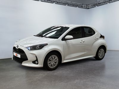 La Toyota Yaris est garée dans une pièce blanche, devant un mur blanc.