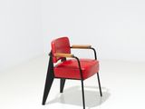 une image représentant une chaise rouge avec un accoudoir en bois dans une pièce blanche