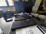 un bureau équipé d'un clavier et d'un écran