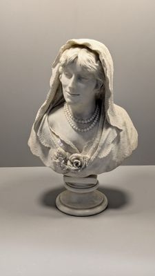 buste en marbre représentant une femme portant un voile sur la tête