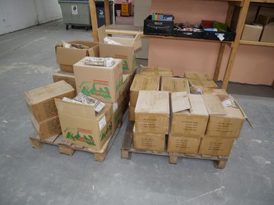 de nombreuses caisses empilées sur des palettes dans un entrepôt