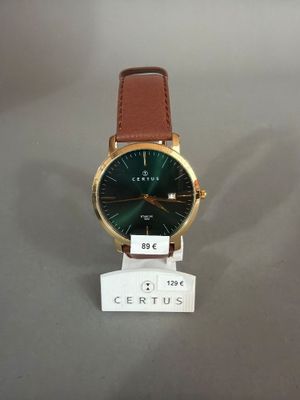 un gros plan d'une montre-bracelet posée sur un présentoir
