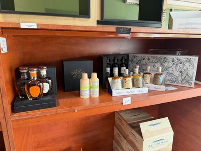 de nombreuses bouteilles d'alcool sur une étagère dans un magasin