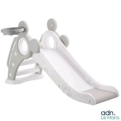 une image représentant un toboggan pour bébé en forme de voiture