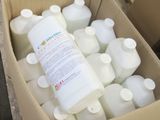 une caisse remplie de bouteilles de lait posée sur une palette