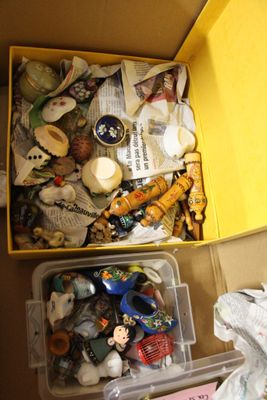 une boîte jaune remplie de jouets et d'autres objets divers