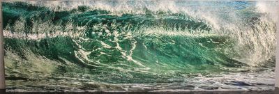 une photo d'un tableau représentant une vague dans l'océan
