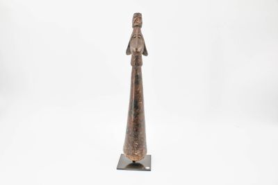 Beau et rare pilon pour la nourriture sculpté avec trois gra…