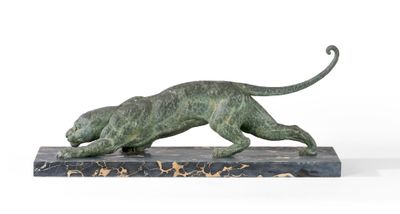 statue d'un chat en train de courir, posée sur un socle en marbre, sur fond blanc