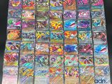 gros plan d'un paquet de cartes pokemon sur une table