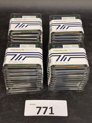 plusieurs piles de cartes empilées les unes sur les autres sur une table