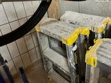 une machine qui se trouve dans une pièce avec des blocs de béton