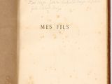 un vieux livre écrit posé sur une table