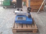 une photo d'une machine posée sur une palette