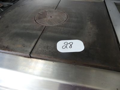 une photo d'une plaque de cuisson en acier inoxydable sur laquelle est apposée une étiquette de prix