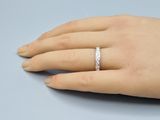 une image représentant la main d'une femme portant une bague en diamant