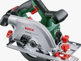 La scie circulaire Bosch sert à couper un morceau de bois.