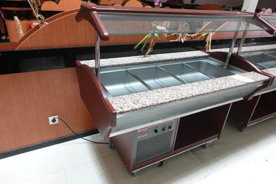une vitrine contenant des produits alimentaires