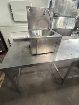 une machine posée sur une table dans une pièce